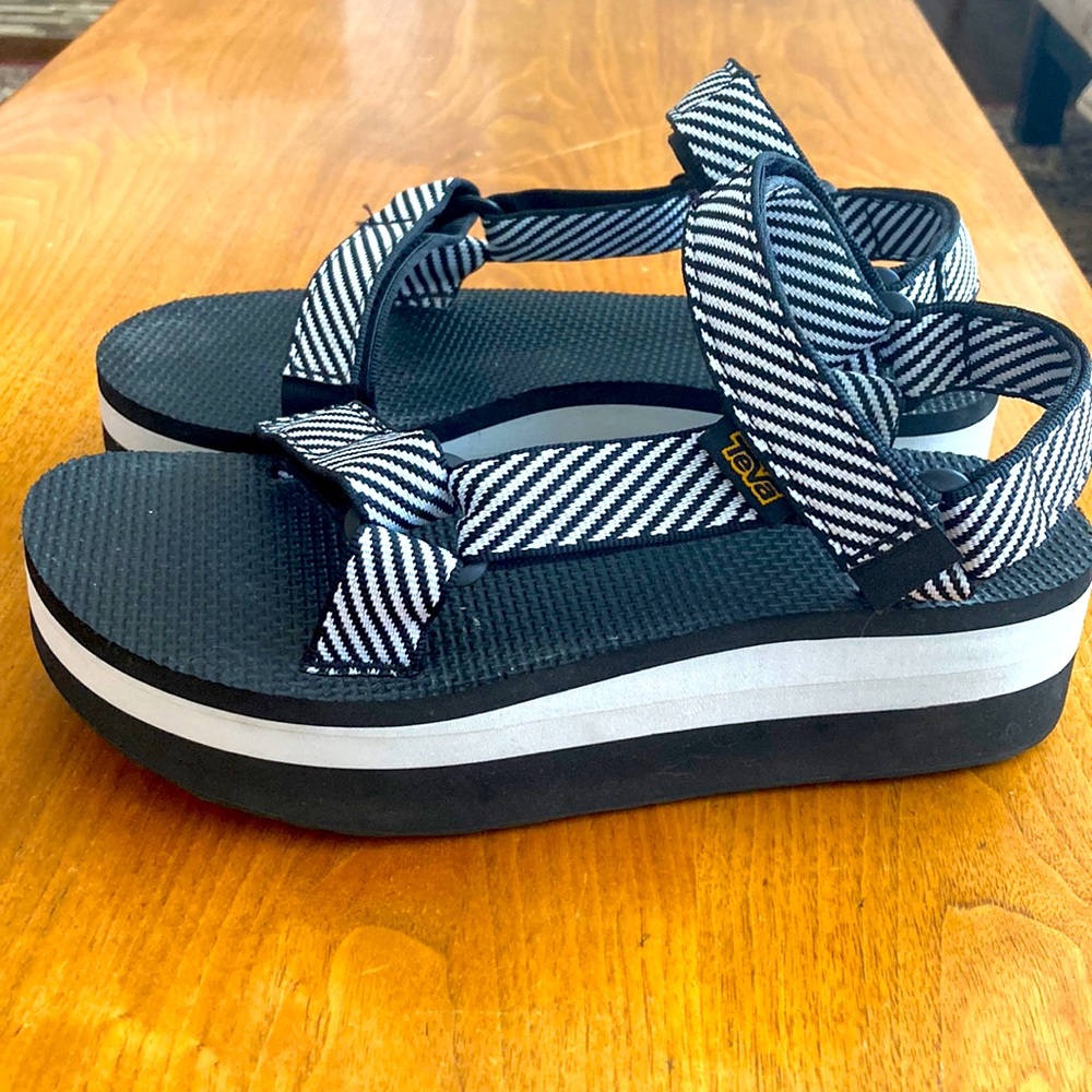 Teva Flatform Sandal women’s size 7 (US)